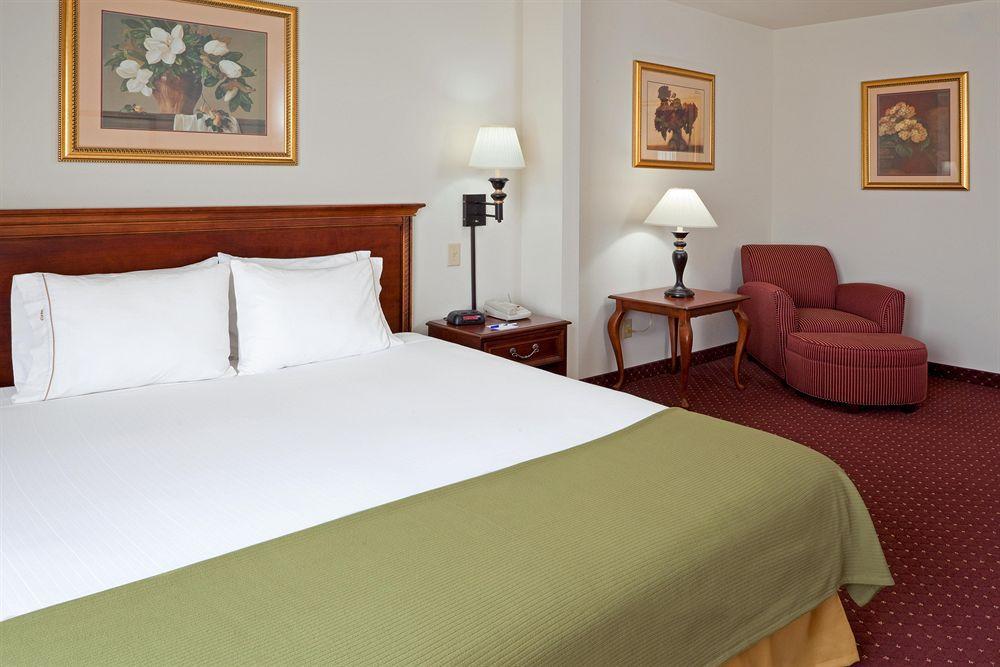 Holiday Inn Express Syracuse-Fairgrounds By Ihg Warners Room photo