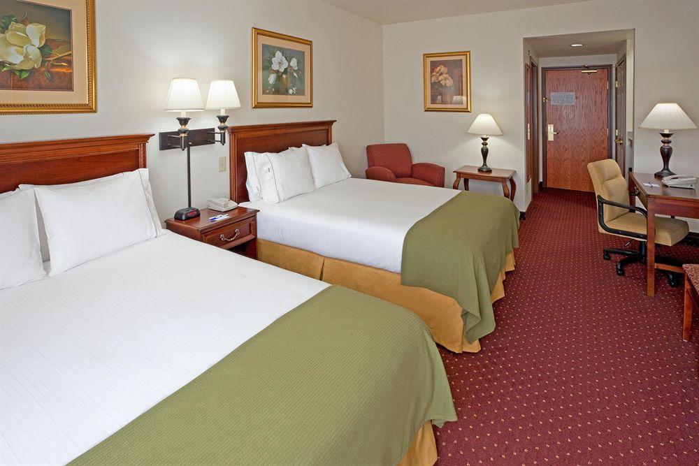 Holiday Inn Express Syracuse-Fairgrounds By Ihg Warners Room photo